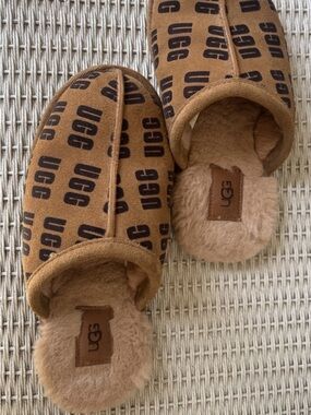UGG Woman’s Chestnut Suede Logo Slippers size 6